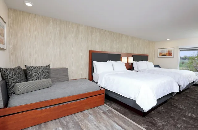 غرفة قياسية بسريرين كوين، Holiday Inn Hotel And Suites Sioux Falls Airport 1/3