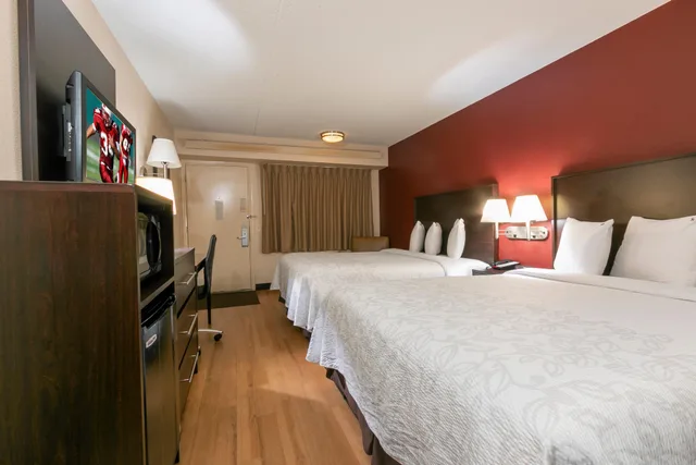 غرفة ديلوكس بسريرين، Red Roof Inn PLUS Pittsburgh South - Airport 2/4