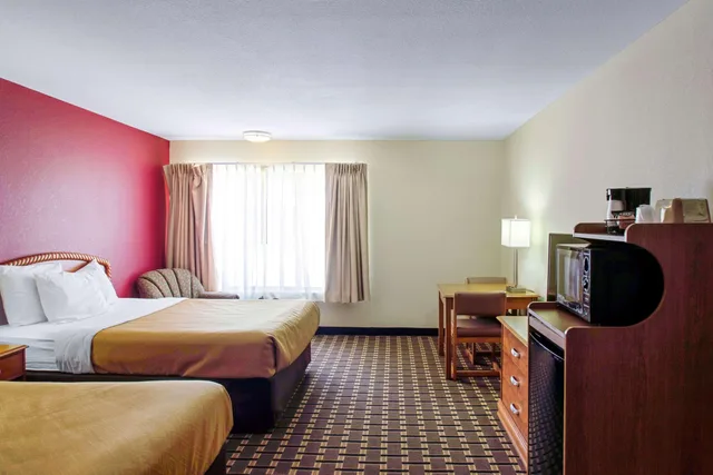 جناح بسريرين كوين، Econo Lodge Inn & Suites Wisconsin Dells 2/3