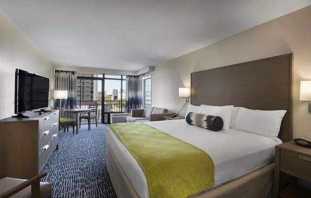 غرفة قياسية بسرير كينج بإطلالة جزئية على البحر لذوي الإعاقة، Dayton House Resort, BW Signature Collection 1/4