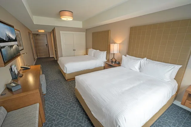 Malcolm, Premium, 2 Queen Beds، The Malcolm Hotel Canmore 2/3