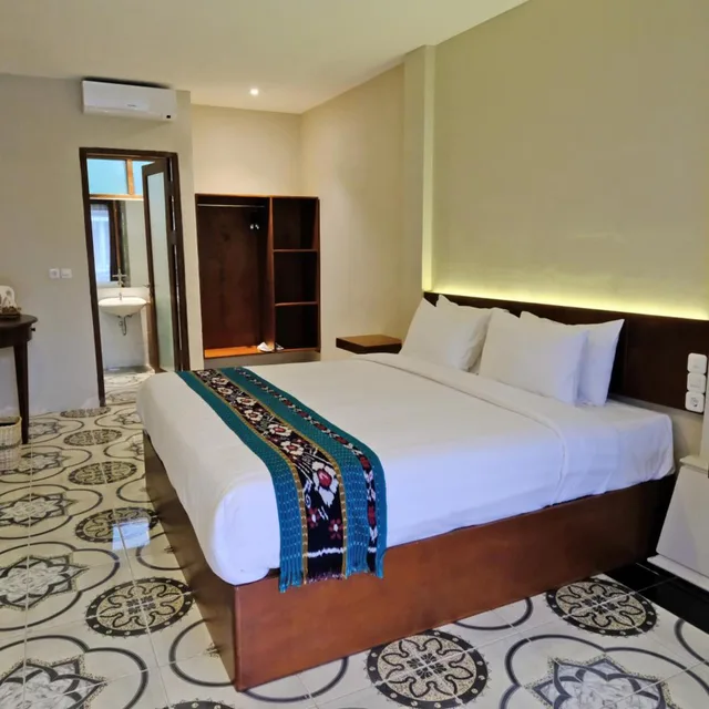 غرفة بسرير مزدوج بإطلالة على المسبح، The Nalaya Hotel & Resto 3/8