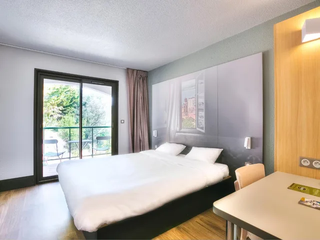 غرفة بسرير كوين، B&B Hotel Villeneuve Loubet Village 7/10