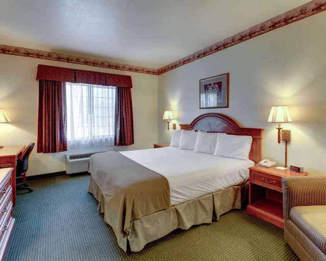 غرفة بسرير كينج، Quality Inn & Suites Glen Rose 2/2
