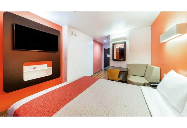 1 Queen Bed Mobil Acces Tub Nsmk Minifridg، Motel6 Fort Worth, TX - North - Saginaw 3/7