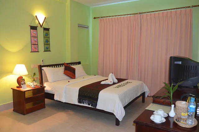 Family, Twin Beds, Parklane Hotel 4/6