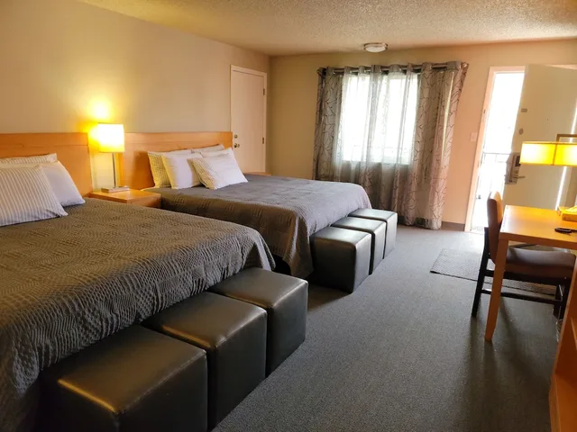 Luxury, 2 King Beds, Mountain View, Garden Of The Gods Motel 1/4