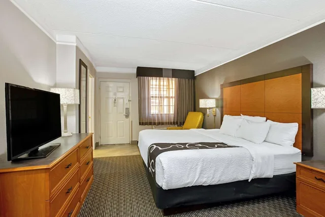 Suite, King Bed, Travelodge by Wyndham Golden/Denver 2/6