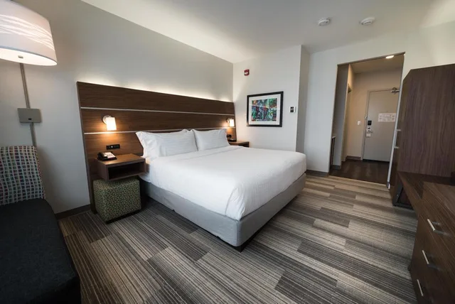 Room, King Bed, HOLIDAY INN EXPRESS & SUITES WEST EDMONTON-MALL AREA 4/7
