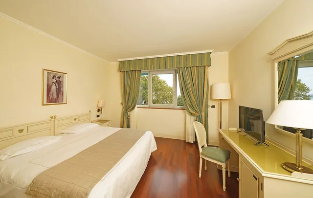 غرفة سوبيريور بإطلالة على البحيرة، Hotel Savoy Palace 2/10