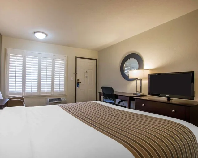 Room, King Bed, Rodeway Inn Convention Center 2/6