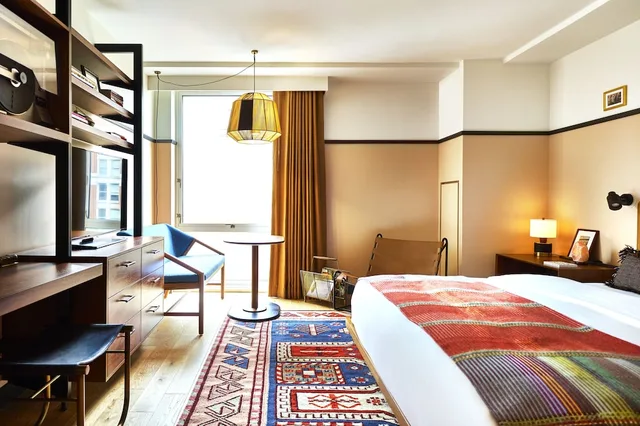 Study, Queen Bed, Accessible، Eaton Dc 2/5