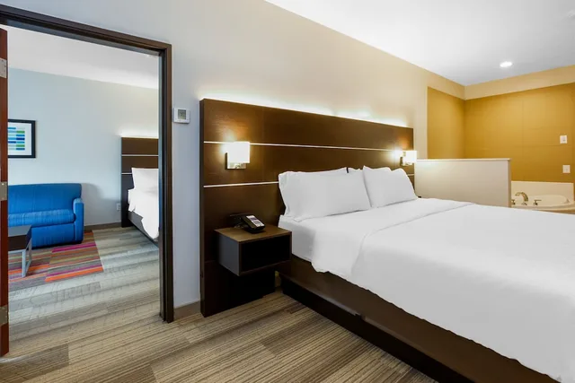 جناح رئاسي بسرير كينج وسريرين كوين بغرفتي نوم مع أريكة، Holiday Inn Express Hotel Suites Woodhaven 1/2