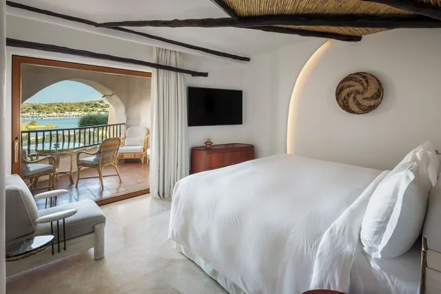 غرفة سوبيريور بسرير كينج بشرفة بإطلالة جزئية على البحر، Hotel Cala Di Volpe Costa Smeralda 1/4