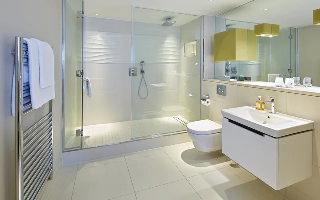 Deluxe, Apartment, Cheval Three Quays 2/2