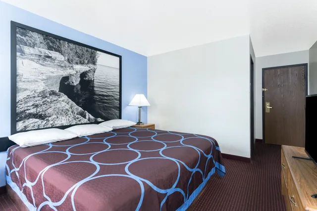 غرفة بسرير كينج يُسمح فيها بالحيوانات الأليفة، Super 8 by Wyndham Wisconsin Dells 3/5