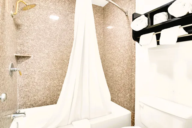 غرفة بسرير كينج للمدخنين، Three Rivers Executive Inn & Suites By OYO 8/8