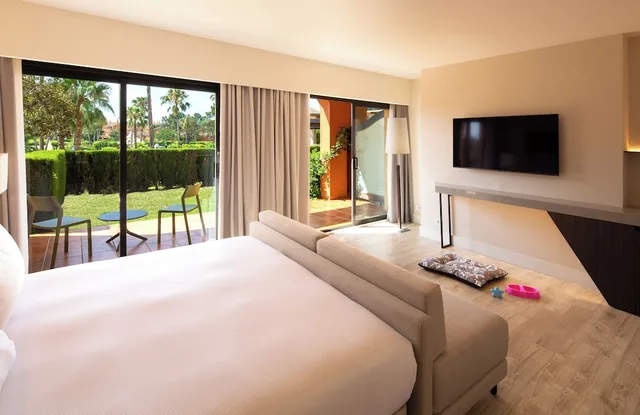Deluxe, King Bed, Balcony, DoubleTree by Hilton Islantilla Beach Golf Resort 4/6