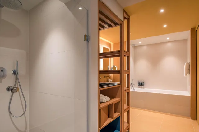 جناح بسرير كينج بإطلالة على البحر، Canopy by Hilton Cannes 4/4
