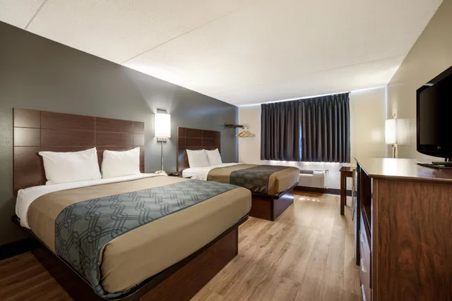 Room, 2 Queen Beds, Econo Lodge Darien Lakes 3/6