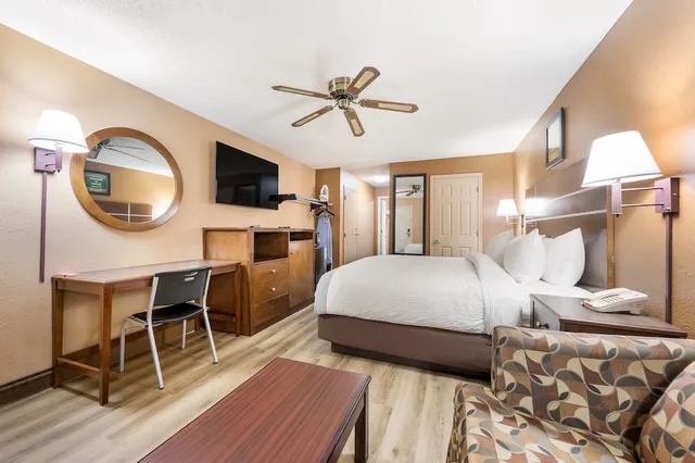 غرفة قياسية بسرير كينج، Econo Lodge Selmer, TN 2/5