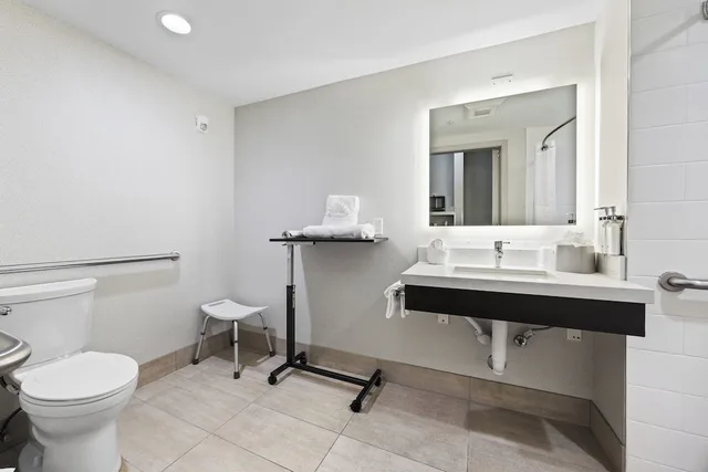 غرفة قياسية بسرير كينج لذوي الإعاقة، HOLIDAY INN EXPRESS SUNNYVALE - SILICON VALLEY 7/10