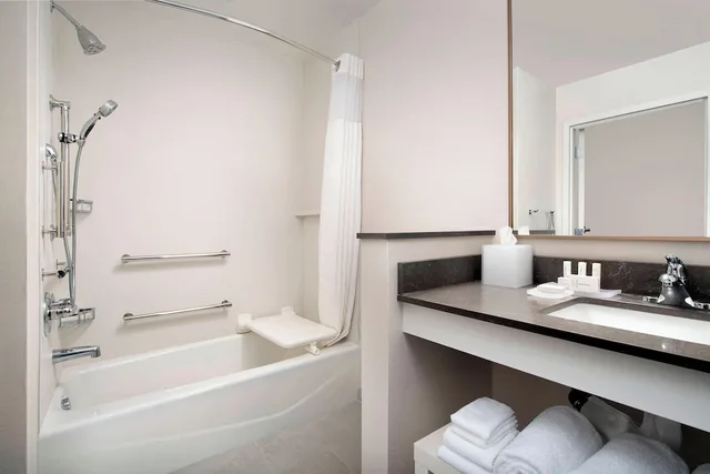 استوديو بسرير كينج مع أريكة لذوي الإعاقة، Fairfield Inn & Suites Miami Airport West/Doral 5/6