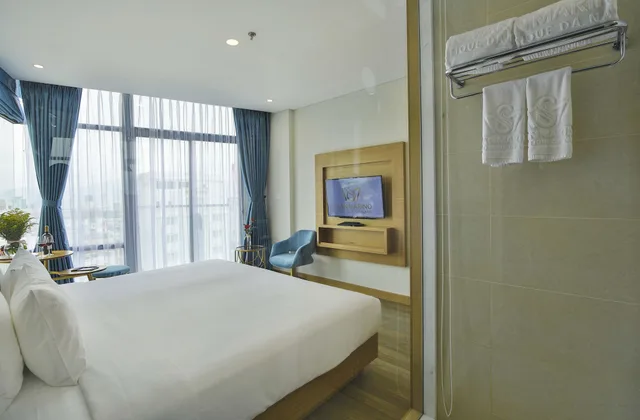 غرفة ديلوكس بسرير كينج بشرفة، San Marino Boutique Danang 9/10