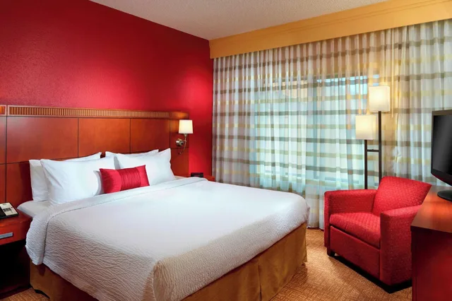 غرفة بسرير كينج، Courtyard by Marriott Birmingham Hoover 1/4