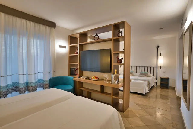 Deluxe, 2 Murphy Beds, Queen Bed, Sea View, Balcony، El Faro Hotel 2/4