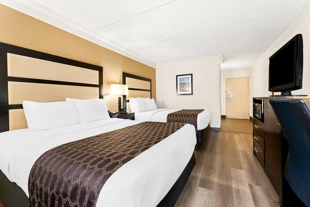 غرفة بسريرين كوين بحوض استحمام لذوي الإعاقة، Best Western Riverside Inn 1/3