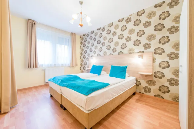 2 Bedrooms, Apartment, 1 Single and 2 Queen Beds, Sofa، NOVA APARTMENTS 1/2