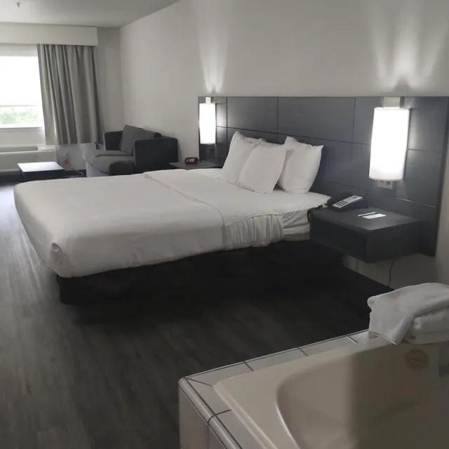 غرفة قياسية بسرير كينج مع أريكة بحوض جاكوزي، Quality Inn & Suites Wilsonville OR 5/10