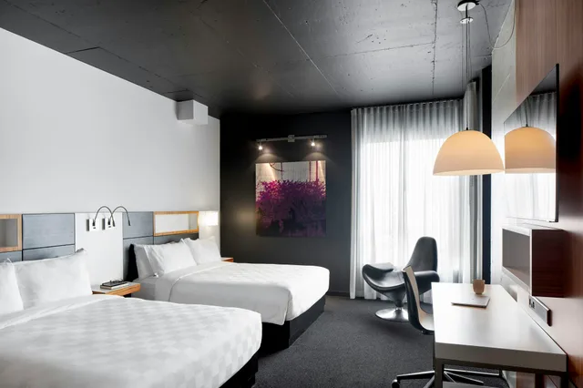 غرفة بسريرين كوين، Alt Hotel Toronto Airport 2/3