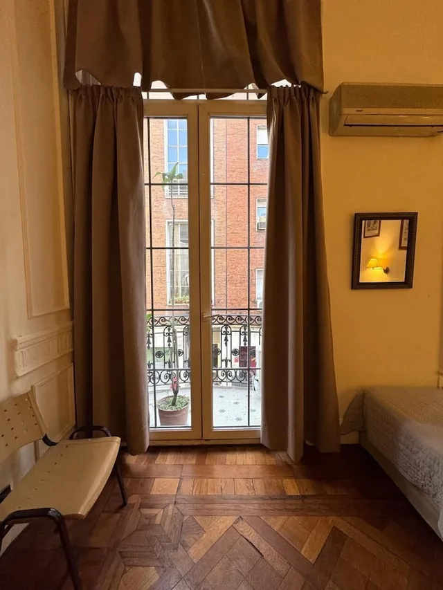غرفة رباعية بسرير مزدوج وسريرين منفصلين بشرفة، Hotel Frossard 4/7