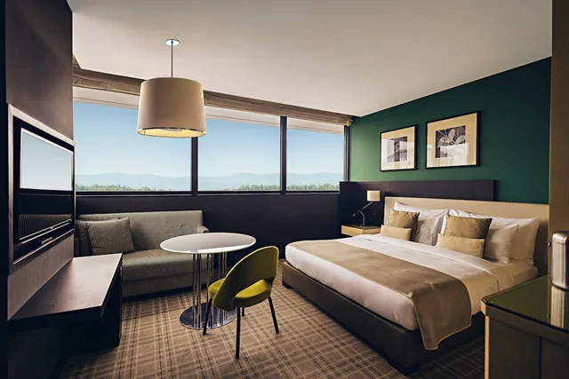 غرفة بريميوم بسرير كينج، Crowne Plaza Geneva 1/2