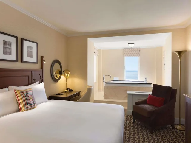 غرفة ديلوكس بسرير كينج بإطلالة على النهر بجاكوزي، Fairmont Le Manoir Richelieu 1/4