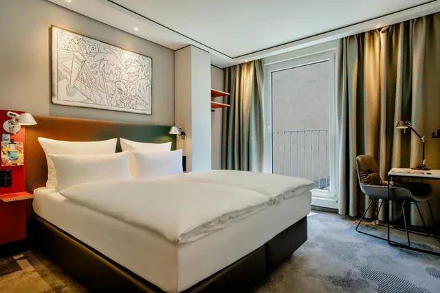 غرفة قياسية بسرير كينج وسرير كوين، Hotel Motel One Koln-Mediapark 1/6