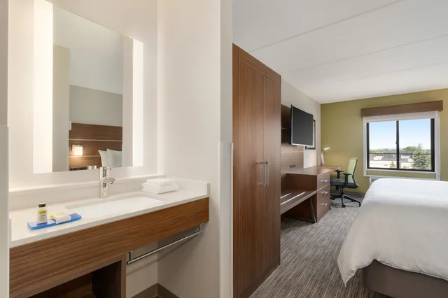 غرفة قياسية بسرير كينج لذوي الإعاقة، Holiday Inn Express Plattsburgh 5/5