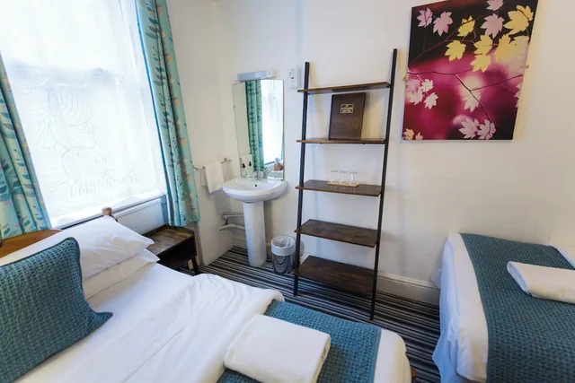 غرفة بسرير مزدوج وسرير فردي بحمام مشترك في الطابق العلوي، St Athans Hotel 3/4