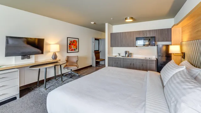 غرفة بسرير كينج بمطبخ صغير، Holiday Inn Bellingham 3/3