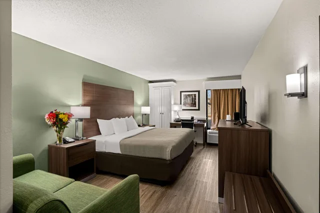 غرفة بسرير كينج للمدخنين، Quality Inn and Suites North Little Rock 2/4
