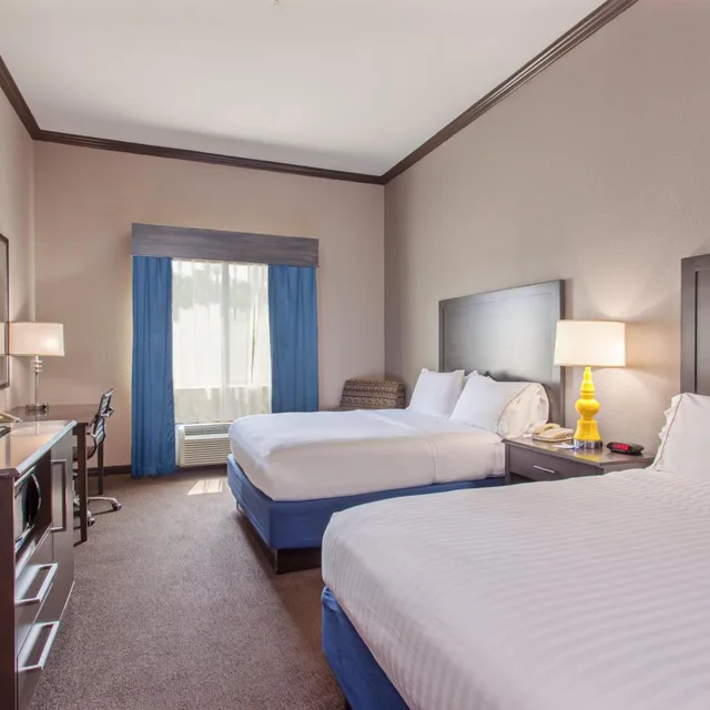 غرفة قياسية بسريرين كوين بحوض استحمام لذوي الإعاقة، Holiday Inn Express Hotel & Suites Wharton 2/3