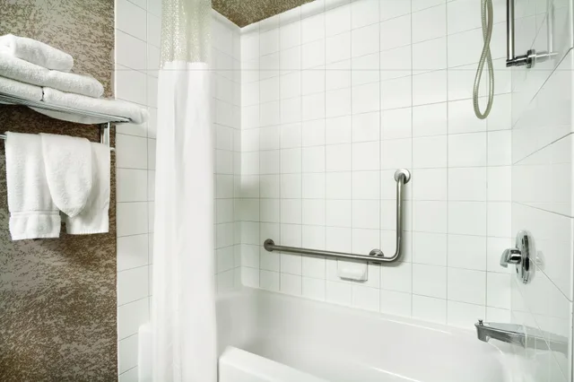 غرفة قياسية بسرير كوين لذوي الإعاقة، Days Inn Calgary Airport 6/6