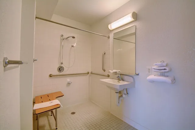 غرفة ديلوكس بسرير كينج للمدخنين، Motel6 Wethersfield, CT - Hartford 9/10