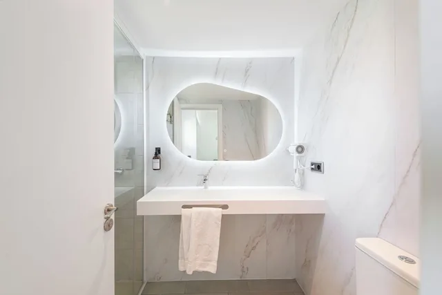 شقة بسريرين منفصلين بإطلالة على الحديقة بشرفة مع أريكة، Olive Beach Apartments 9/9