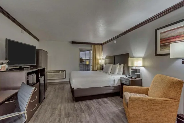 جناح بسرير كينج مع أريكة بجاكوزي، Park Inn By Radisson Salt Lake City Midvale 3/3