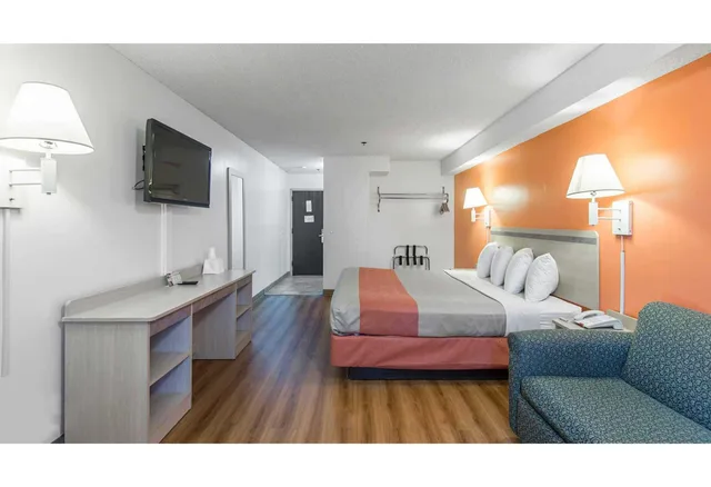 1 King Bed - Non-Smoking, Micfridge, Motel6 Lawrence, KS 1/3