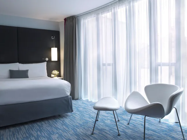 غرفة بسرير كوين بإطلالة على الحديقة، Renaissance Paris Arc de Triomphe Hotel 7/10