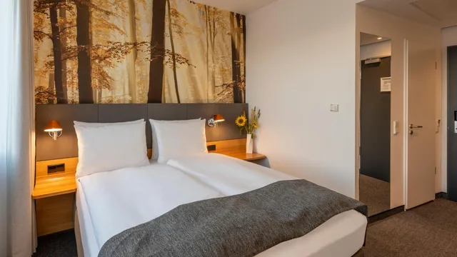 غرفة قياسية بسرير كينج وسرير كوين، Holiday Inn Munich Leuchtenbergring, an IHG Hotel 7/10